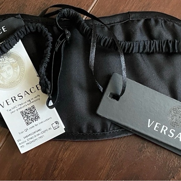 Versace Sleep Mask - Picture 3 of 3